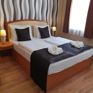 Six 3*, Budapeşte Macaristan